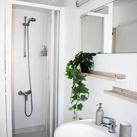 Apartment Sunny Rooftop In 91sqm Terrace Delight! *