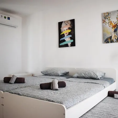 Apartment Sunny Rooftop In 91sqm Terrace Delight!
