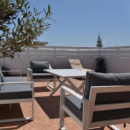 Sunny Rooftop In 91sqm Terrace Delight! Apartment