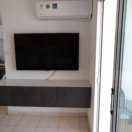 Sunny Rooftop In 91sqm Terrace Delight! Apartment